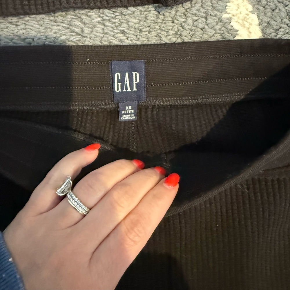 GAP Ribbed Henley Top and Cropped Ribbed Pants - Picture 4 of 9